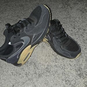 Nike Men's Black Sneakers with Tan Midsole